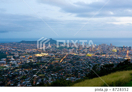 ハワイ　オアフ島　タンタラスの丘からの景色（夕方）　ダイヤモンドヘッドとワイキキ 8728352