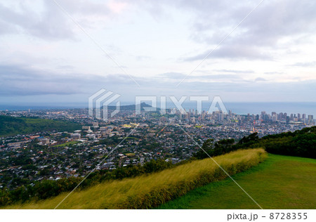 ハワイ　オアフ島　タンタラスの丘からの景色（夕方）　ダイヤモンドヘッドとワイキキ 8728355