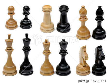 Set of wooden chess pieces 8728431