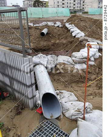 台風に備えて仮設の排水設備 8729442