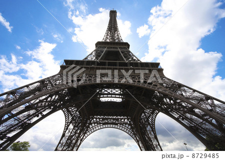 エッフェル塔を見上げる エッフェル塔を見上げる 8729485