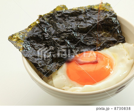 韓国海苔と目玉焼きごはんの写真素材