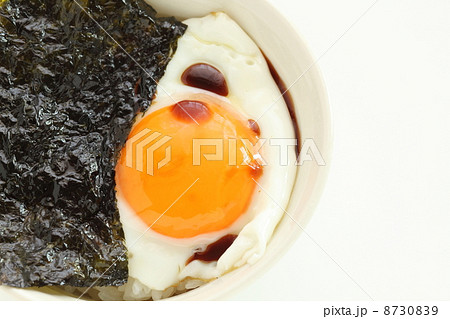 韓国海苔と目玉焼きごはんの写真素材