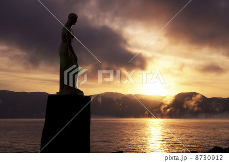 田沢湖の朝 8730912