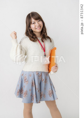 ファイルを抱えた女性 ガッツポーズ ファイルを抱えた女性 ガッツポーズ 8731342