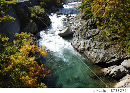 山形県小国町の玉川渓谷の岩肌と紅葉の写真素材