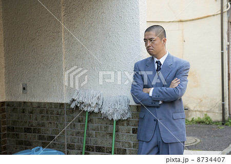 建物の出入り口を監視する男性イメージ 横位置 建物の出入り口を監視する男性イメージ 横位置 8734407