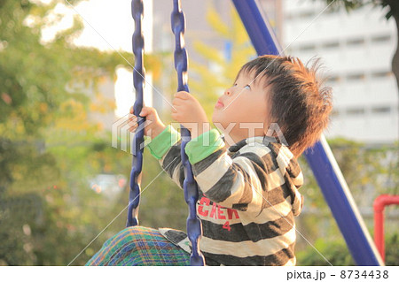 見上げる少年 8734438