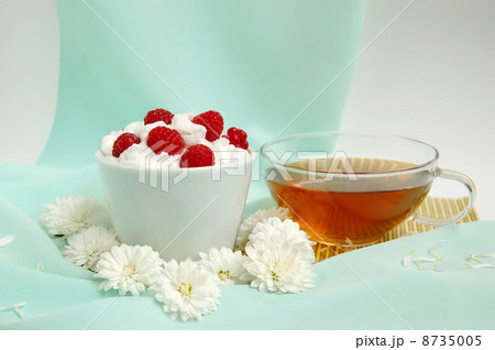 Raspberrys with white whipped cream Raspberrys with white whipped cream 8735005