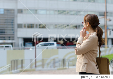 建物とolさんの後ろ姿の写真素材