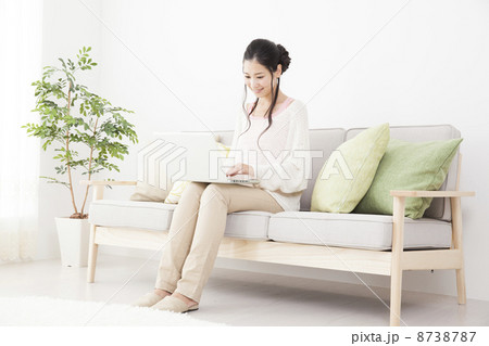 部屋でくつろぐ女性 部屋でくつろぐ女性 8738787