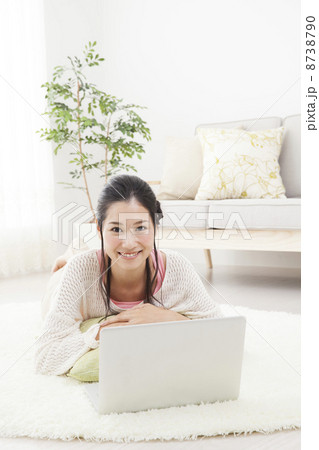 部屋でくつろぐ女性 部屋でくつろぐ女性 8738790