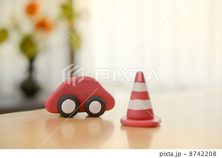 車とカラーコーン 8742208