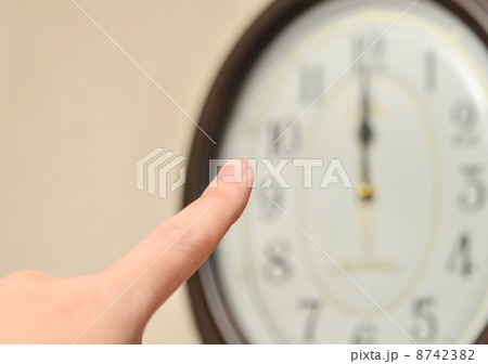 時計を指す 8742382