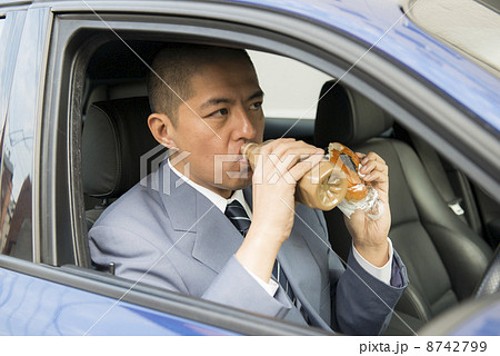 車の中で食事をする男性イメージ 車の中で食事をする男性イメージ 8742799