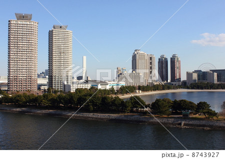 お台場の風景・第三台場へ続く道とシーリアお台場 8743927