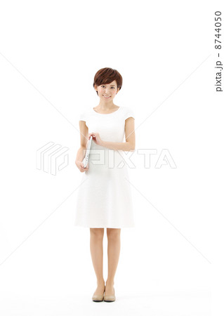 ノートパソコンを抱えた女性 8744050