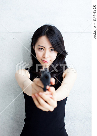 拳銃を構える女性 8744510