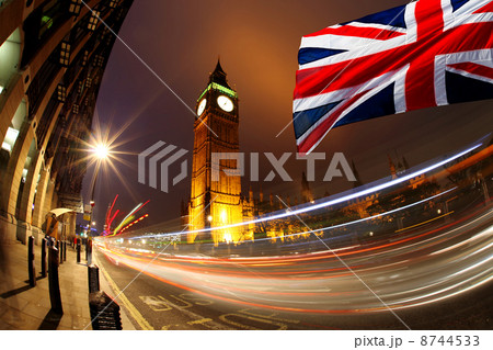 Big Ben in the evening with traffic, London, England 8744533