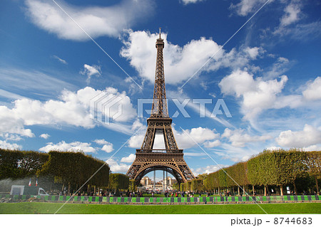 Eiffel Tower during autumn season in Paris, France Eiffel Tower during autumn season in Paris, France 8744683