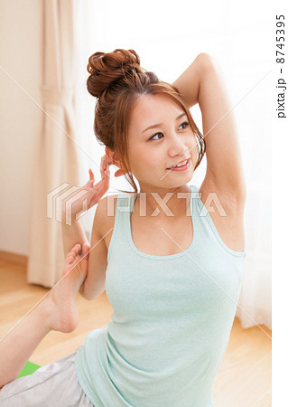 young woman 8745395