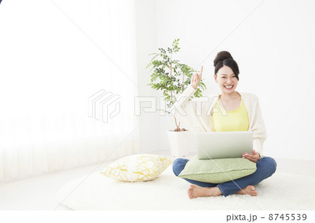 部屋でくつろぐ女性 8745539