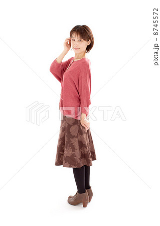 振り向きながら髪をかき上げるミドルの日本の女性の写真素材