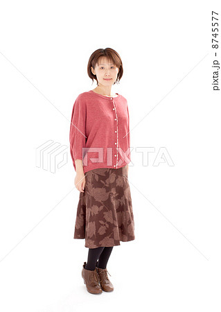 秋冬物の衣装を着てスマートにポーズをとる40代の女性 8745577