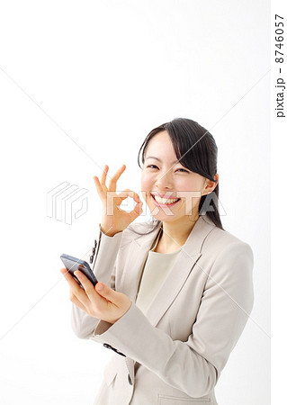 スマートフォンを使うビジネスウーマン スマートフォンを使うビジネスウーマン 8746057