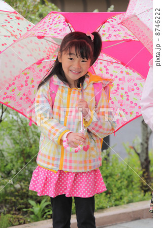 新1年生の雨の通学 8746222