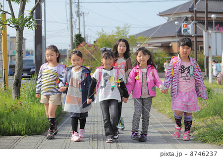 新一年生の通学 8746237
