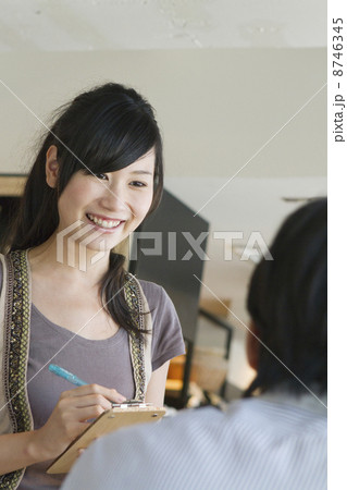 カフェで働く女性 カフェで働く女性 8746345