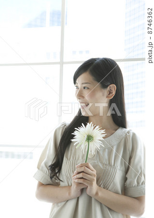 窓際でリラックスする女性 8746362