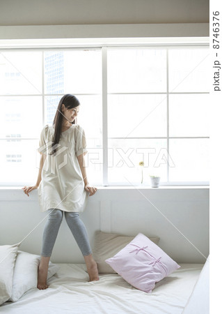 窓際でリラックスする女性 8746376