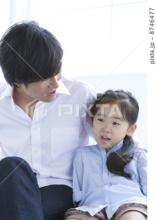 会話する父と娘 8746477