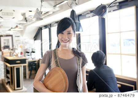 カフェで働く女性 カフェで働く女性 8746479