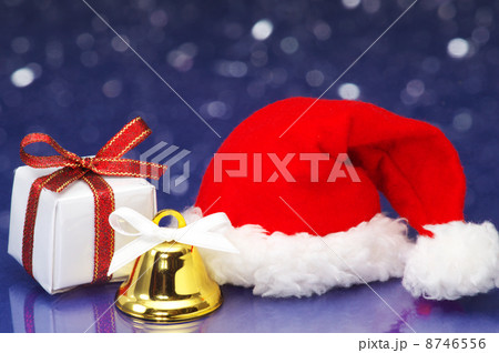 小さなクリスマスプレゼントとサンタクロースの帽子 8746556