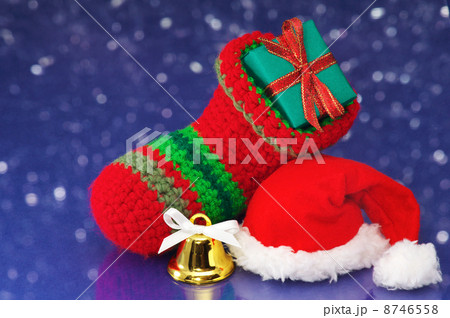 小さな靴下とサンタクロースの帽子 8746558