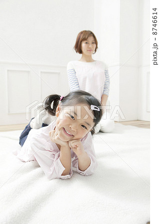 寝そべる園児と見守る保育士 8746614
