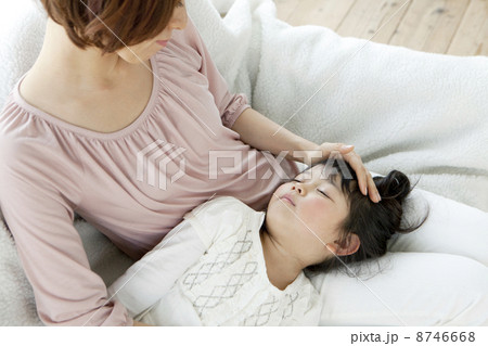 膝枕で寝る子 8746668
