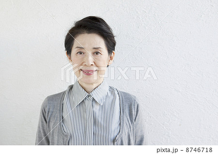 笑顔の60代女性 笑顔の60代女性 8746718