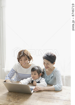 パソコンに向かう3世代家族 パソコンに向かう3世代家族 8746719