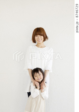 両手をつないで微笑む母と子 両手をつないで微笑む母と子 8746729
