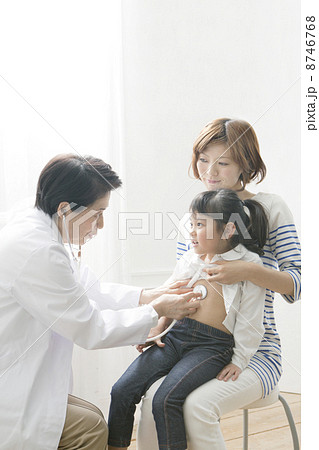 女の子を診察する女性医師の写真素材