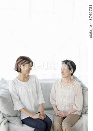 会話する母と娘 会話する母と娘 8746781