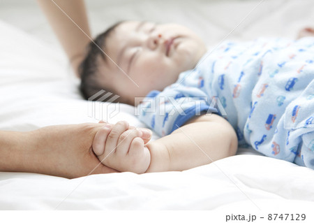 眠る乳児 眠る乳児 8747129