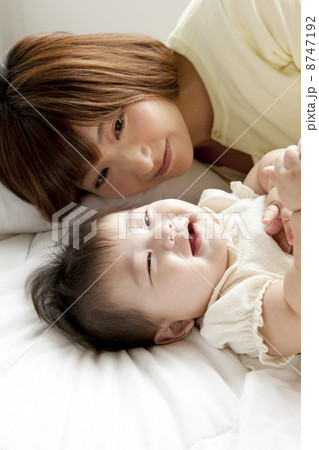 子供をあやす母 8747192