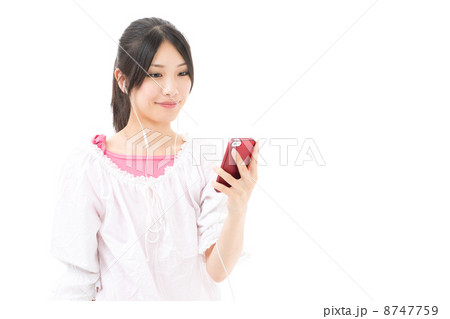 スマートフォンで音楽を聴く女性 8747759