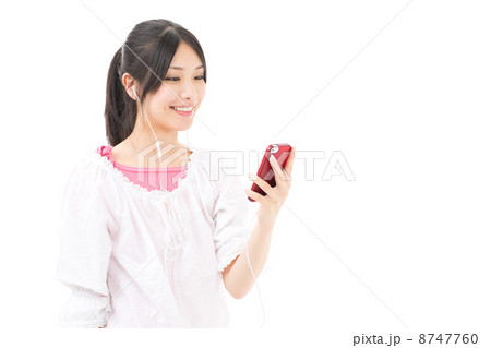 スマートフォンで音楽を聴く女性 8747760
