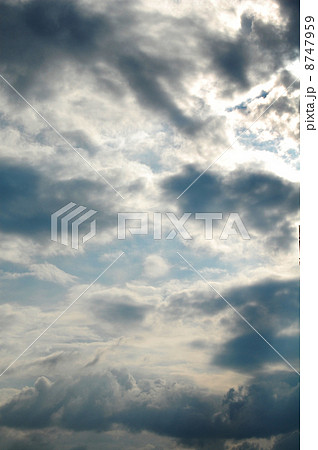 目の形をした雲 8747959